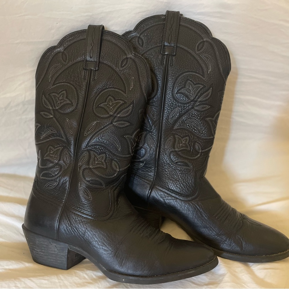 Women’s Ariat Western Boot. Black. Round toe